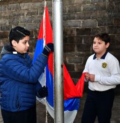 Foto de la galería: Emotiva ceremonia de promesa de lealtad a la Bandera en el Colegio del Carmen