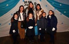 Foto de la galería: Emotiva ceremonia de promesa de lealtad a la Bandera en el Colegio del Carmen
