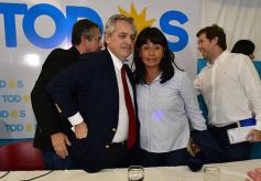 Foto de la galería: Alberto Fernández compartió sus propuestas con sus partidarios en un colmado edificio del PJ misionero