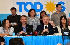 Foto de la galería: Alberto Fernández compartió sus propuestas con sus partidarios en un colmado edificio del PJ misionero