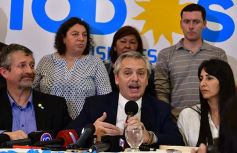 Foto de la galería: Alberto Fernández compartió sus propuestas con sus partidarios en un colmado edificio del PJ misionero