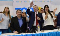 Foto de la galería: Alberto Fernández compartió sus propuestas con sus partidarios en un colmado edificio del PJ misionero