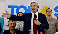 Foto de la galería: Alberto Fernández compartió sus propuestas con sus partidarios en un colmado edificio del PJ misionero