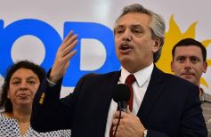 Foto de la galería: Alberto Fernández compartió sus propuestas con sus partidarios en un colmado edificio del PJ misionero