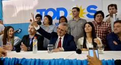 Foto de la galería: Alberto Fernández compartió sus propuestas con sus partidarios en un colmado edificio del PJ misionero