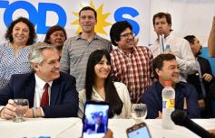 Foto de la galería: Alberto Fernández compartió sus propuestas con sus partidarios en un colmado edificio del PJ misionero