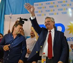 Foto de la galería: Alberto Fernández compartió sus propuestas con sus partidarios en un colmado edificio del PJ misionero