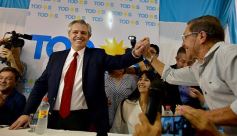 Foto de la galería: Alberto Fernández compartió sus propuestas con sus partidarios en un colmado edificio del PJ misionero