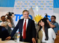 Foto de la galería: Alberto Fernández compartió sus propuestas con sus partidarios en un colmado edificio del PJ misionero