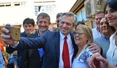 Foto de la galería: Alberto Fernández compartió sus propuestas con sus partidarios en un colmado edificio del PJ misionero