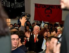 Foto de la galería: Alberto Fernández compartió sus propuestas con sus partidarios en un colmado edificio del PJ misionero