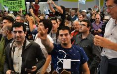 Foto de la galería: Alberto Fernández compartió sus propuestas con sus partidarios en un colmado edificio del PJ misionero