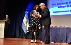 Foto de la galería: El Tribunal Electoral entregó los diplomas a los candidatos electos el pasado 2 de junio