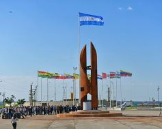Foto de la galería: La EBY inauguró la escultura “Ñañuã” en Posadas