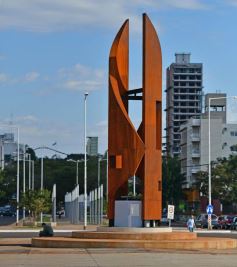 Foto de la galería: La EBY inauguró la escultura “Ñañuã” en Posadas