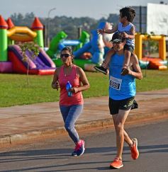 Foto de la galería: Hubo más de 700 participantes en la Maratón Solidaria por los 51 años de Energía de Misiones