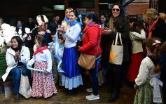 Foto de la galería: Emocionante acto por el Día de la Independencia en el Colegio del Carmen
