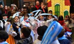 Foto de la galería: Emocionante acto por el Día de la Independencia en el Colegio del Carmen