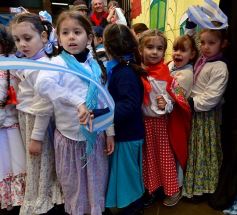 Foto de la galería: Emocionante acto por el Día de la Independencia en el Colegio del Carmen