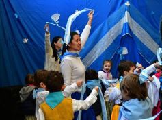 Foto de la galería: Emocionante acto por el Día de la Independencia en el Colegio del Carmen
