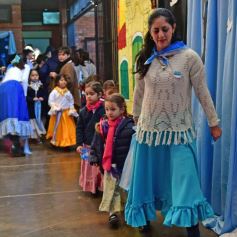 Foto de la galería: Emocionante acto por el Día de la Independencia en el Colegio del Carmen