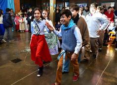 Foto de la galería: Emocionante acto por el Día de la Independencia en el Colegio del Carmen
