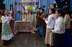 Foto de la galería: Emocionante acto por el Día de la Independencia en el Colegio del Carmen