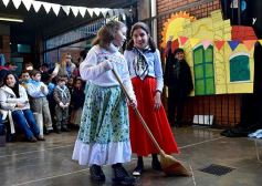 Foto de la galería: Emocionante acto por el Día de la Independencia en el Colegio del Carmen