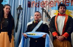 Foto de la galería: Emocionante acto por el Día de la Independencia en el Colegio del Carmen