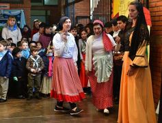 Foto de la galería: Emocionante acto por el Día de la Independencia en el Colegio del Carmen