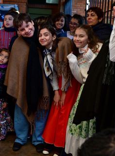 Foto de la galería: Emocionante acto por el Día de la Independencia en el Colegio del Carmen