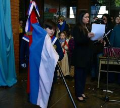 Foto de la galería: Emocionante acto por el Día de la Independencia en el Colegio del Carmen