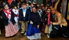 Foto de la galería: Emocionante acto por el Día de la Independencia en el Colegio del Carmen