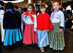 Foto de la galería: Emocionante acto por el Día de la Independencia en el Colegio del Carmen