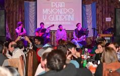 Foto de la galería: Peña Misionero y Guaraní: Julián Zini y Joselo en el escenario