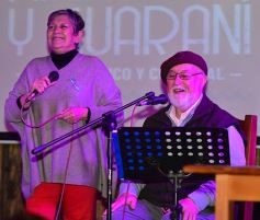 Foto de la galería: Peña Misionero y Guaraní: Julián Zini y Joselo en el escenario