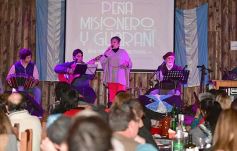 Foto de la galería: Peña Misionero y Guaraní: Julián Zini y Joselo en el escenario