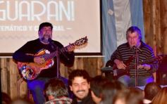 Foto de la galería: Peña Misionero y Guaraní: Julián Zini y Joselo en el escenario
