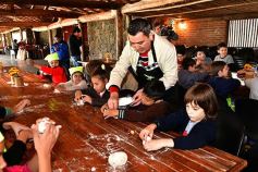 Foto de la galería: Niños del Hogar de Día disfrutaron de una jornada en Pueblo Chico con el vicegobernador Herrera Ahuad