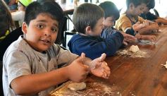 Foto de la galería: Niños del Hogar de Día disfrutaron de una jornada en Pueblo Chico con el vicegobernador Herrera Ahuad