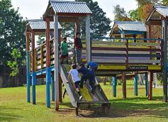 Foto de la galería: Niños del Hogar de Día disfrutaron de una jornada en Pueblo Chico con el vicegobernador Herrera Ahuad