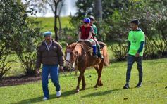 Foto de la galería: Niños del Hogar de Día disfrutaron de una jornada en Pueblo Chico con el vicegobernador Herrera Ahuad