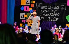 Foto de la galería: El musical Matilda, hecho por chicos posadeños, deslumbró en Encarnación