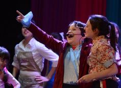 Foto de la galería: El musical Matilda, hecho por chicos posadeños, deslumbró en Encarnación