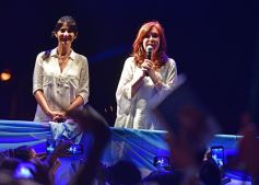 Foto de la galería: Ante una multitud, Cristina presentó su libro en Posadas