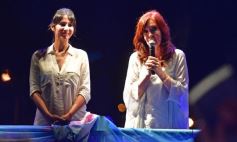 Foto de la galería: Ante una multitud, Cristina presentó su libro en Posadas