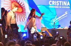 Foto de la galería: Ante una multitud, Cristina presentó su libro en Posadas