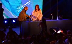 Foto de la galería: Ante una multitud, Cristina presentó su libro en Posadas