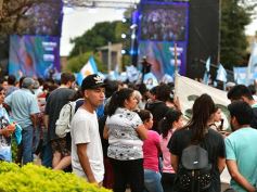 Foto de la galería: Ante una multitud, Cristina presentó su libro en Posadas