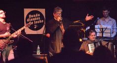 Foto de la galería: Diente de Leche homenajeó a Leo Dan con un gran recital